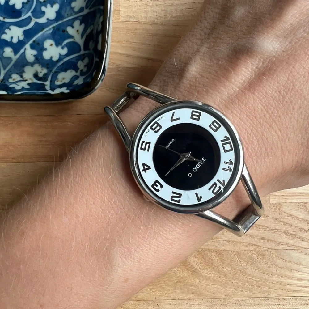 Studio C ladies hinged silver tone bangle bracelet Watch NEW BATTERY